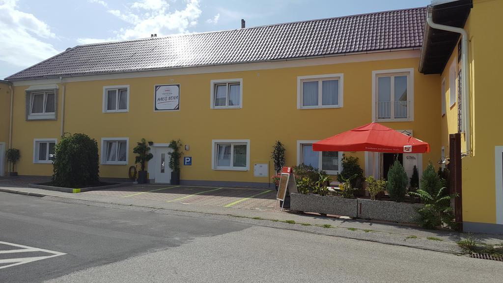 Pension Haus Nova Wiener Neustadt Eksteriør billede